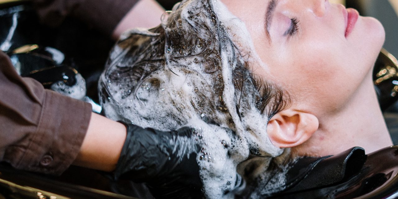 HOW TO SHAMPOO HAIR AFTER OILING