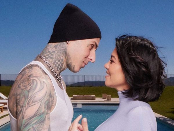 Travis Barker gives sweet kiss to Kourtney Kardashian’s growing baby bump