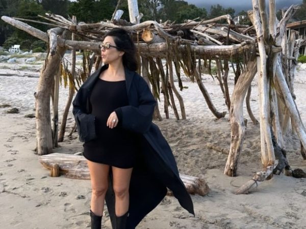 Kourtney Kardashian shows off her big baby bump in tight black dress for new beach pH๏τos with Travis Barker
