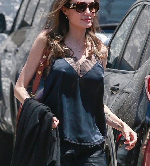 Angelina Jolie ‘loosely’ her bust when going to the beauty salon